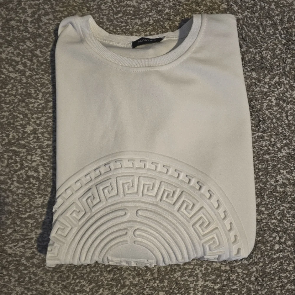 AOWOFS White Sweatshirt sz large - Picture 5 of 7